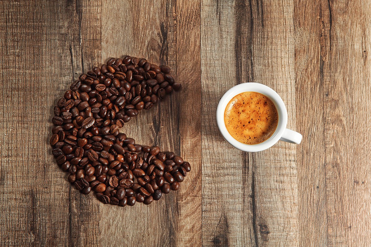 Про кофеин. Кофеин. Кофеин картинки. Чашка кофе с зернами. Кофе с орехами.